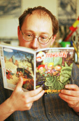 Comic-Zeichner beim Mosaik-Verlag in Berlin liest Comic