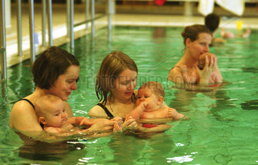 Muetter und Kinder beim Babyschwimmen  Berlin