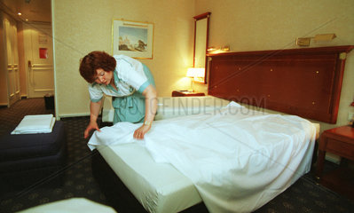 Zimmermaedchen beim Bettenbeziehen im Hotel Kempinski  Berlin