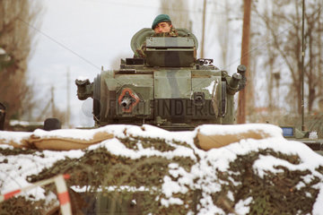 Deutscher Soldat im Panzer in Prizren  Kosovo