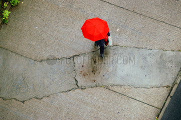 Berlin  Passant mit rotem Regenschirm