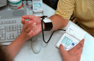 Blutdruckmessung im Schlaganfall-Infomobil
