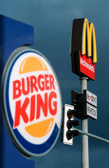 Burger King (unscharf) und Mc Donalds (scharf)
