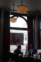 Posen  Polen  Menschen in einem Posener Cafe in der Altstadt