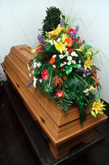 Beerdigung  Sarg mit Blumenschmuck