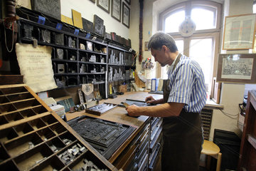Wittenberg  Deutschland  Andreas Metschke in der historischen Druckerei im Cranachhaus