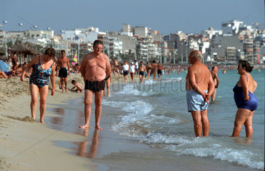 Spanien  Mallorca  Senioren flanieren am Strand entlang