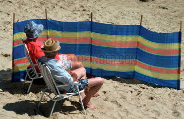 Kanalinseln  Jersey  Seniorenpaar sitzt am Strand in der Sonne