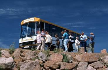 Kanalinseln  Jersey  Touristen steigen in den Bus