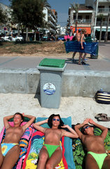 Spanien  Mallorca  Polnische Urlauberinnen liegen am Strand in der Sonne