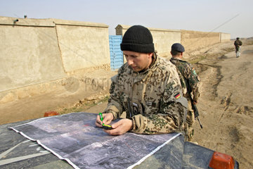 Mazar-e Sharif  Afghanistan  Bundeswehrsoldat ueberprueft seine Koordinaten