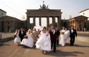 Brautpaare vor dem Brandenburger Tor  Berlin