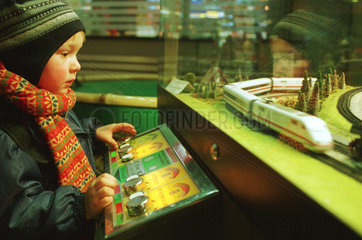 Kind spielt mit Modelleisenbahn