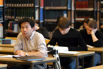 Studenten in der Bibliothek der TU Berlin