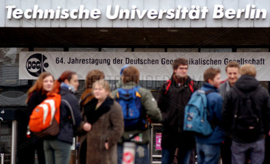 Studenten vor der Technischen Universitaet Berlin