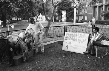 Berlin  DDR  Pony-Reiten in Friedrichshain an der Weberwiese