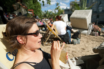 Berlin  Deutschland  eine Frau sitzt in der Strandbar Mitte an der Spree