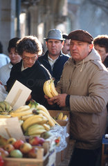 Ostberliner kaufen kurz nach Mauerfall Bananen
