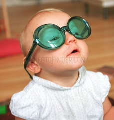 Kleinkind (11 Monate) spielt mit Brille  Berlin
