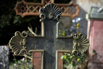 Bad Arnis  Eisenkreuz auf einem Grab auf dem Friedhof