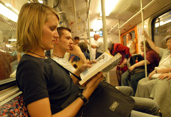 Menschen in der U-Bahn  Berlin