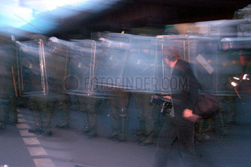 Polizeikette am 1. Mai 2003 in Berlin-Kreuzberg