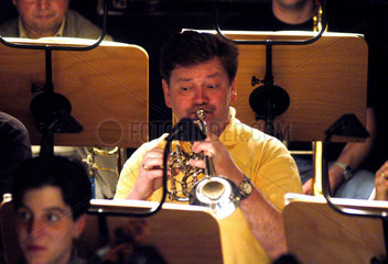 Trompeter in einem Orchester  Berlin
