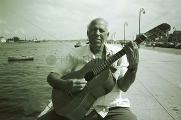 Gitarrenspieler an der Seepromenade von Havanna