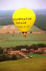 Heissluftballon fliegt ueber Brandenburg