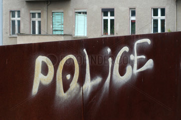 Grafitti auf einem Metallzaun  Berlin