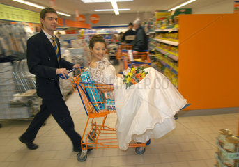 Brautpaar im Supermarkt  Berlin