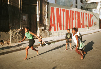Spielende Kinder auf der Strasse in Havanna
