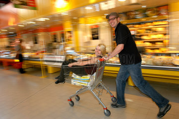 Junges Paar im Supermarkt  Berlin