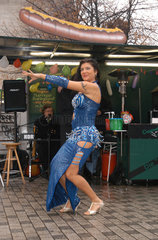 Bauchtaenzerin tanzt auf Strassenfest  Berlin