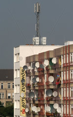 Satellitenschuesseln an einem Hochhaus  Berlin