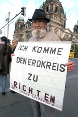 Mann mit Plakat  Berlin