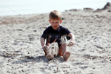 Klink  Deutschland  Junge spielt im Sand