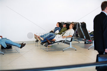 Schlafende Touristinnen in einer Wartehalle auf dem Flughafen in Prag  Tschechien