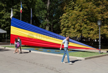 Republik Moldau  Chisinau - moldawische Nationalfarben aufgespannt in einem Park