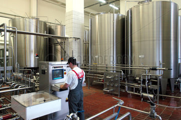 Arbeiter in der Produktion bei Coca-Cola Berlin