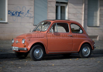 Berlin  Deutschland  roter Fiat 500 in Berlin-Wedding