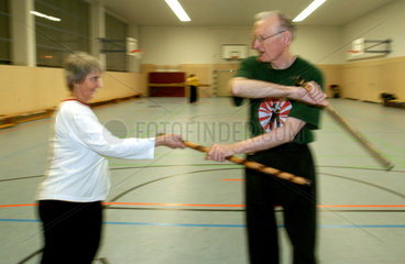 Senioren trainieren Stockkampf