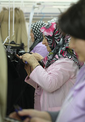 Istanbul  Tuerkei  Mitarbeiterinnen bearbeiten Hosen in einer Textilfabrik