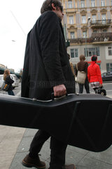 Strassenmusiker mit Cellokasten  Berlin