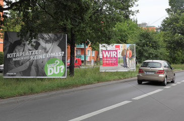 Berlin  Deutschland  Wahlplakate der Gruenen und SPD zur Bundestagswahl am Strassenrand
