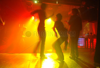 Frauen tanzen im Sage Club  Berlin