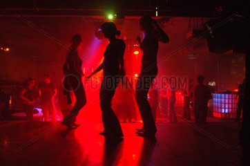 Frauen tanzen im Sage Club  Berlin