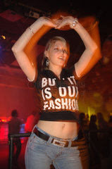 Frau tanzt im Sage Club  Berlin