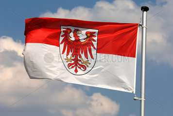 Brandenburger Flagge an einer Fahnenstange  Ferch