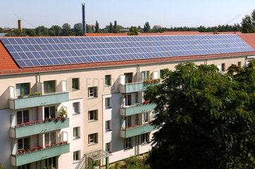 Eine Photovoltaikanlage auf einem Dach  Berlin
